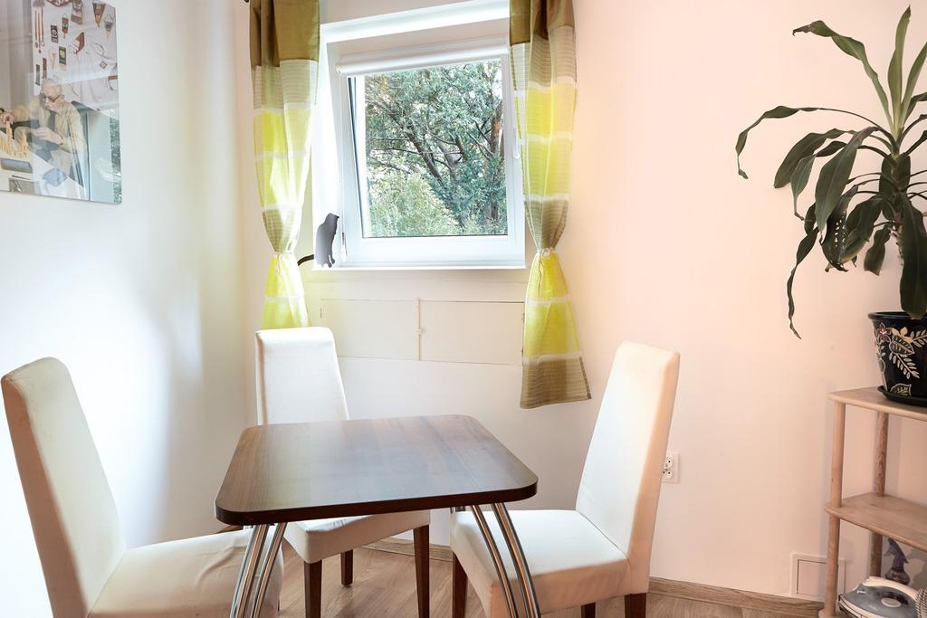 Lovely Garden Flat Near Royal Park Varsavia Camera foto